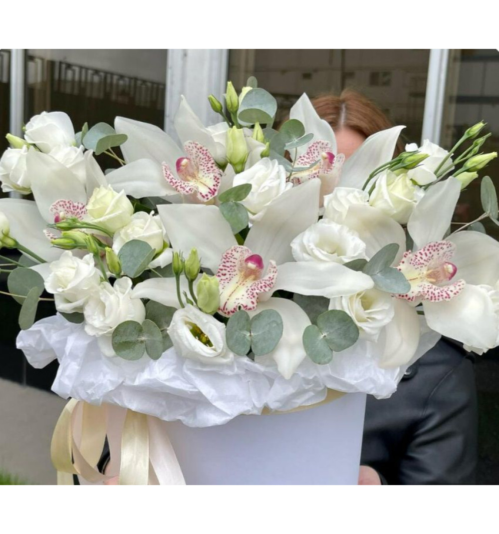 Орхидея белая с эустомой в коробочке